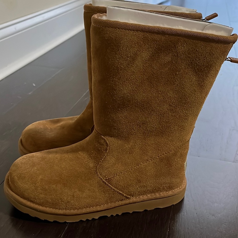Never worn UGG zipper back short -chestnut